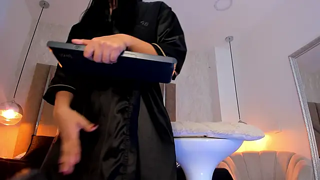 Martinaa Jones  online show from December 3, 7:34 pm