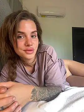 EmiliaCatalina online show from January 5, 7:07 pm