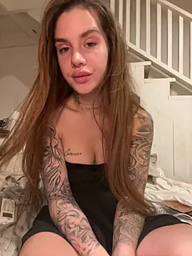 EmiliaCatalina online show from March 4, 11:00 pm