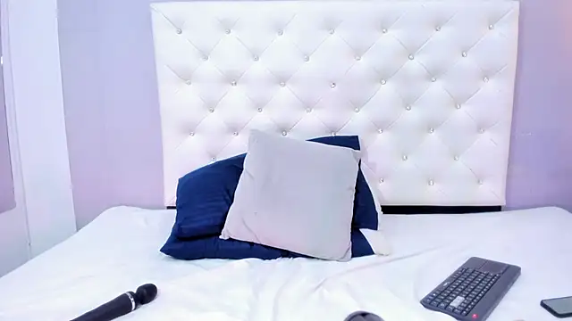 NICOLSKINNY1 online show from October 24, 9:22 pm