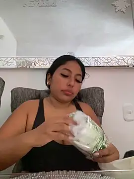 Snapshot of emmyjhonson07 chatting on December 2, 2:30 pm emmyjhonson07 online show from December 2, 2:30 pm