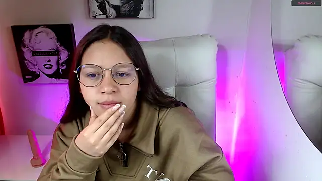 Snapshot of SamanthaRoldaan chatting on February 17, 3:08 pm SamanthaRoldaan online show from February 17, 3:08 pm