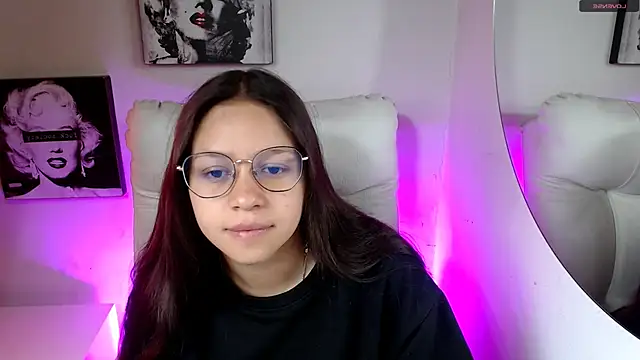 Snapshot of SamanthaRoldaan chatting on February 18, 2:35 pm SamanthaRoldaan online show from February 18, 2:35 pm