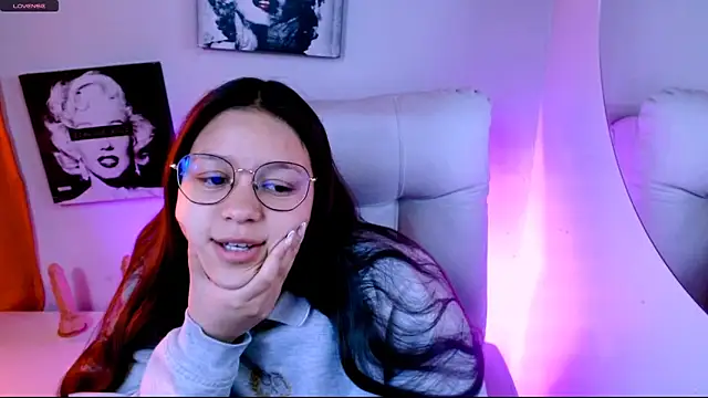 Snapshot of SamanthaRoldaan chatting on March 9, 2:43 pm SamanthaRoldaan online show from March 9, 2:43 pm