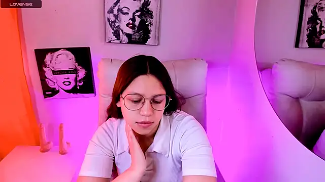 Snapshot of SamanthaRoldaan chatting on March 21, 3:37 pm SamanthaRoldaan online show from March 21, 3:37 pm