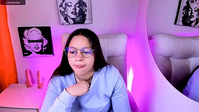 Snapshot of SamanthaRoldaan chatting on March 25, 2:56 pm SamanthaRoldaan online show from March 25, 2:56 pm