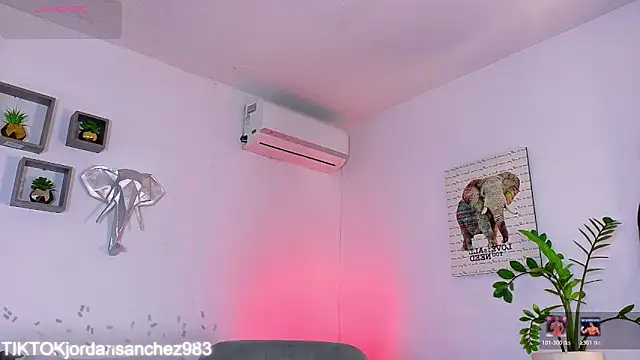 Snapshot of JordanSmiith_ chatting on February 21, 8:10 pm JordanSmiith online show from February 21, 8:10 pm