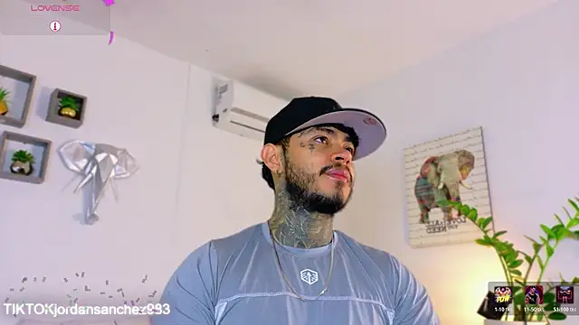 Snapshot of JordanSmiith_ chatting on March 4, 8:37 pm JordanSmiith online show from March 4, 8:37 pm