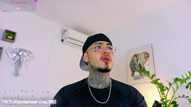 Snapshot of JordanSmiith_ chatting on March 12, 8:48 pm JordanSmiith online show from March 12, 8:48 pm