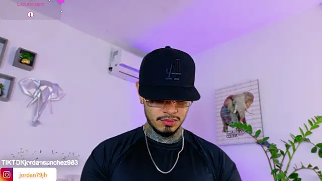 Snapshot of JordanSmiith_ chatting on March 17, 8:45 pm JordanSmiith online show from March 17, 8:45 pm