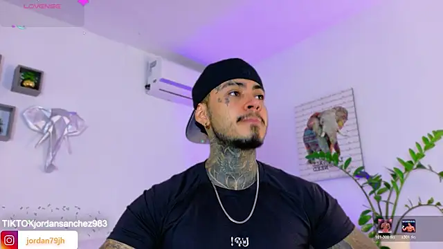 Snapshot of JordanSmiith_ chatting on March 18, 8:23 pm JordanSmiith online show from March 18, 8:23 pm