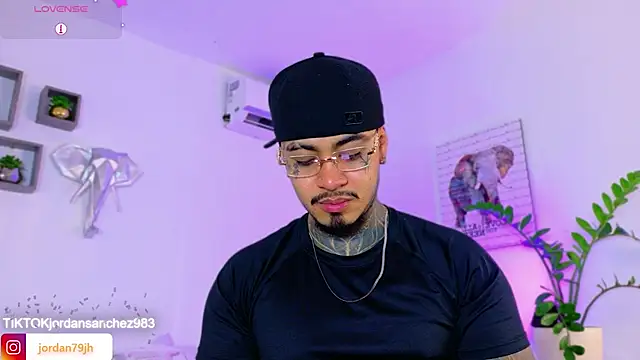 Snapshot of JordanSmiith_ chatting on March 25, 8:04 pm JordanSmiith online show from March 25, 8:04 pm