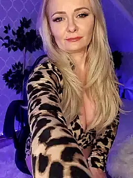 GjuliaX online show from December 15, 3:31 pm