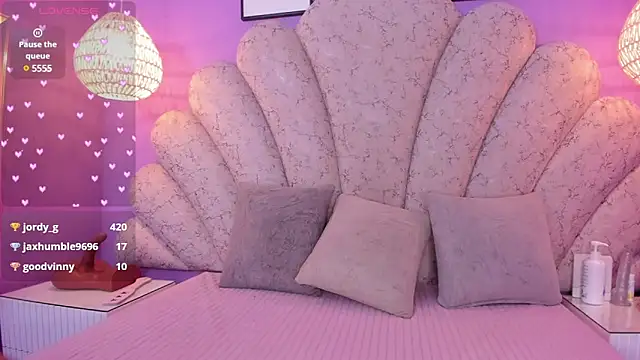 chloe watson  online show from December 11, 11:43 pm