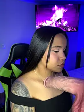 Snapshot of leila_22 chatting on November 16, 11:43 pm leila 22 online show from November 16, 11:43 pm