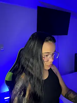 Snapshot of leila_22 chatting on November 29, 8:06 am leila 22 online show from November 29, 8:06 am