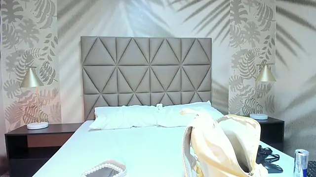 Snapshot of AnneDixie chatting on June 7, 3:32 am AnneDixie online show from June 7, 3:32 am