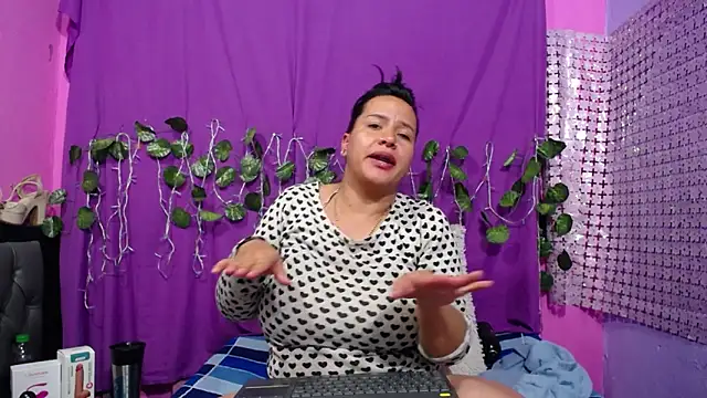 Snapshot of hazel_34 chatting on February 12, 12:58 am hazel 34 online show from February 12, 12:58 am