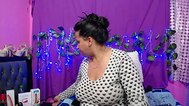 Snapshot of hazel_34 chatting on February 12, 7:24 pm hazel 34 online show from February 12, 7:24 pm