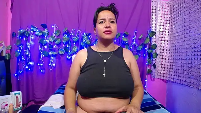 Snapshot of hazel_34 chatting on February 13, 1:40 am hazel 34 online show from February 13, 1:40 am