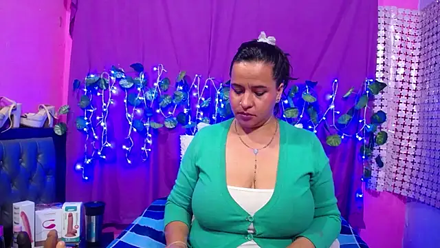 Snapshot of hazel_34 chatting on February 16, 5:37 am hazel 34 online show from February 16, 5:37 am