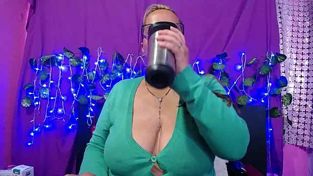 Snapshot of hazel_34 chatting on February 22, 10:07 am hazel 34 online show from February 22, 10:07 am