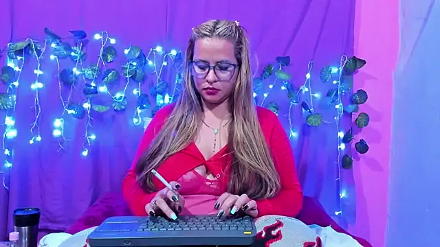 Snapshot of hazel_34 chatting on March 15, 8:26 am hazel 34 online show from March 15, 8:26 am