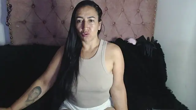Snapshot of missbella1 chatting on April 17, 8:23 pm missbella1 online show from April 17, 8:23 pm