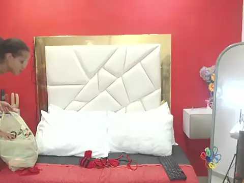 CanellaHotx online show from October 2, 1:40 pm