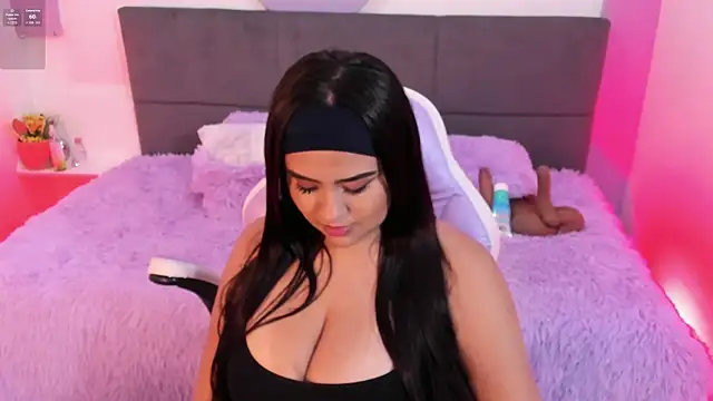 Snapshot of katia_bigboobs1 chatting on April 5, 6:49 pm katia bigboobs1 online show from April 5, 6:49 pm