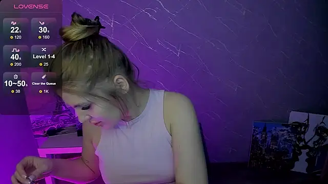 Snapshot of lily_williamss chatting on April 11, 1:32 am lily williamss online show from April 11, 1:32 am