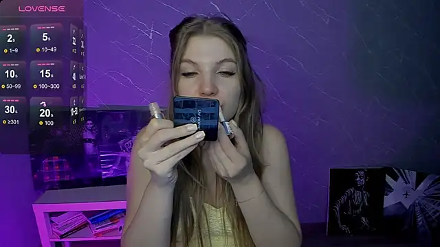 Snapshot of lily_williamss chatting on July 21, 11:51 pm lily williamss online show from July 21, 11:51 pm