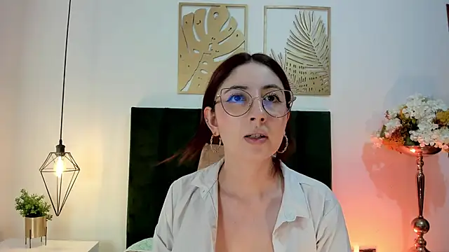 Snapshot of Emilywatsonn chatting on December 14, 12:12 pm Emilywatsonn online show from December 14, 12:12 pm