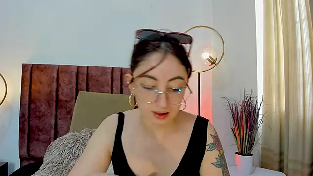 Snapshot of Emilywatsonn chatting on December 15, 2:16 pm Emilywatsonn online show from December 15, 2:16 pm