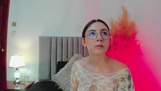 Emilywatsonn online show from December 19, 11:39 am