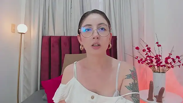 Snapshot of Emilywatsonn chatting on December 20, 11:43 am Emilywatsonn online show from December 20, 11:43 am