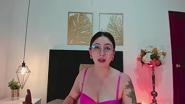 Snapshot of Emilywatsonn chatting on December 22, 2:16 pm Emilywatsonn online show from December 22, 2:16 pm