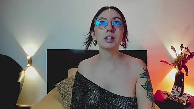 Snapshot of Emilywatsonn chatting on December 24, 11:49 am Emilywatsonn online show from December 24, 11:49 am