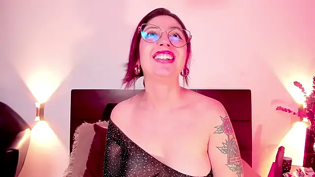 Snapshot of Emilywatsonn chatting on December 24, 2:54 pm Emilywatsonn online show from December 24, 2:54 pm