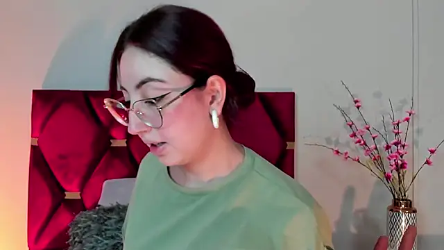 Snapshot of Emilywatsonn chatting on January 3, 2:19 pm Emilywatsonn online show from January 3, 2:19 pm