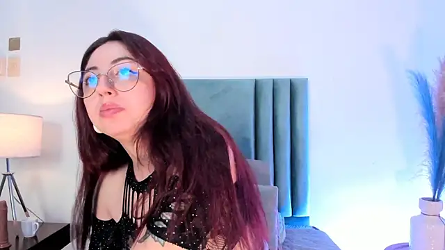Snapshot of Emilywatsonn chatting on February 9, 5:22 pm Emilywatsonn online show from February 9, 5:22 pm