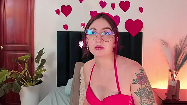 Emilywatsonn online show from February 14, 2:44 pm