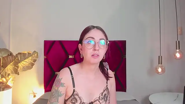 Snapshot of Emilywatsonn chatting on September 13, 11:48 pm Emilywatsonn online show from September 13, 11:48 pm