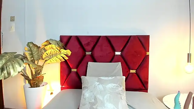 Emilywatsonn online show from February 15, 2:14 pm