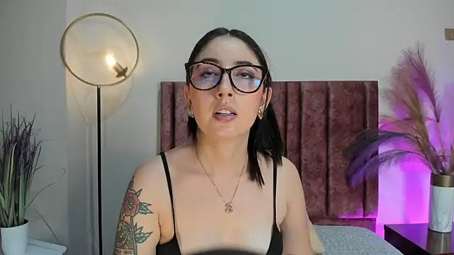 Emilywatsonn online show from June 13, 12:30 am