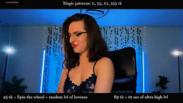 Snapshot of Alicia_x_art chatting on July 3, 10:05 pm Alicia x art online show from July 3, 10:05 pm