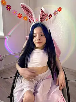 Snapshot of MiniSophiaa chatting on March 31, 9:32 am MiniSophiaa online show from March 31, 9:32 am