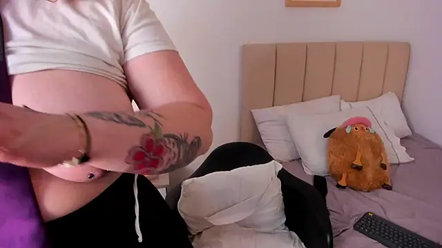 AngelPhoeniix  online show from January 5, 2:06 am