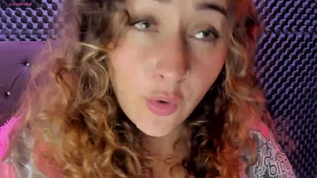 Snapshot of saara_queen_ chatting on February 11, 3:29 am saara queen online show from February 11, 3:29 am