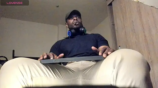 Snapshot of thomas_santtos1 chatting on July 19, 2:32 pm thomas santtos1 online show from July 19, 2:32 pm